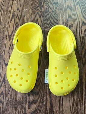 NWT Crocs Classic Clog K in Cyber Yellow